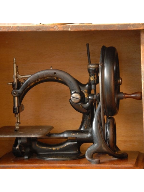Willcox & Gibbs Sewing Machine Company Macchina da cucire - The Hand Machine (Old Style), anno 1877