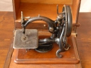 Willcox & Gibbs Sewing Machine Company Macchina da cucire - The Hand Machine (Old Style), anno 1877 3