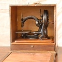 Willcox & Gibbs Sewing Machine Company Macchina da cucire - The Hand Machine (Old Style), anno 1877 2